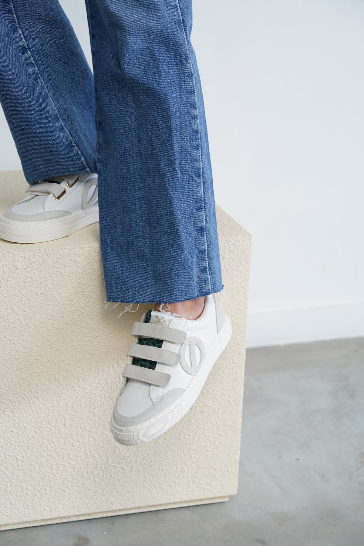 Strike Straps White Leo