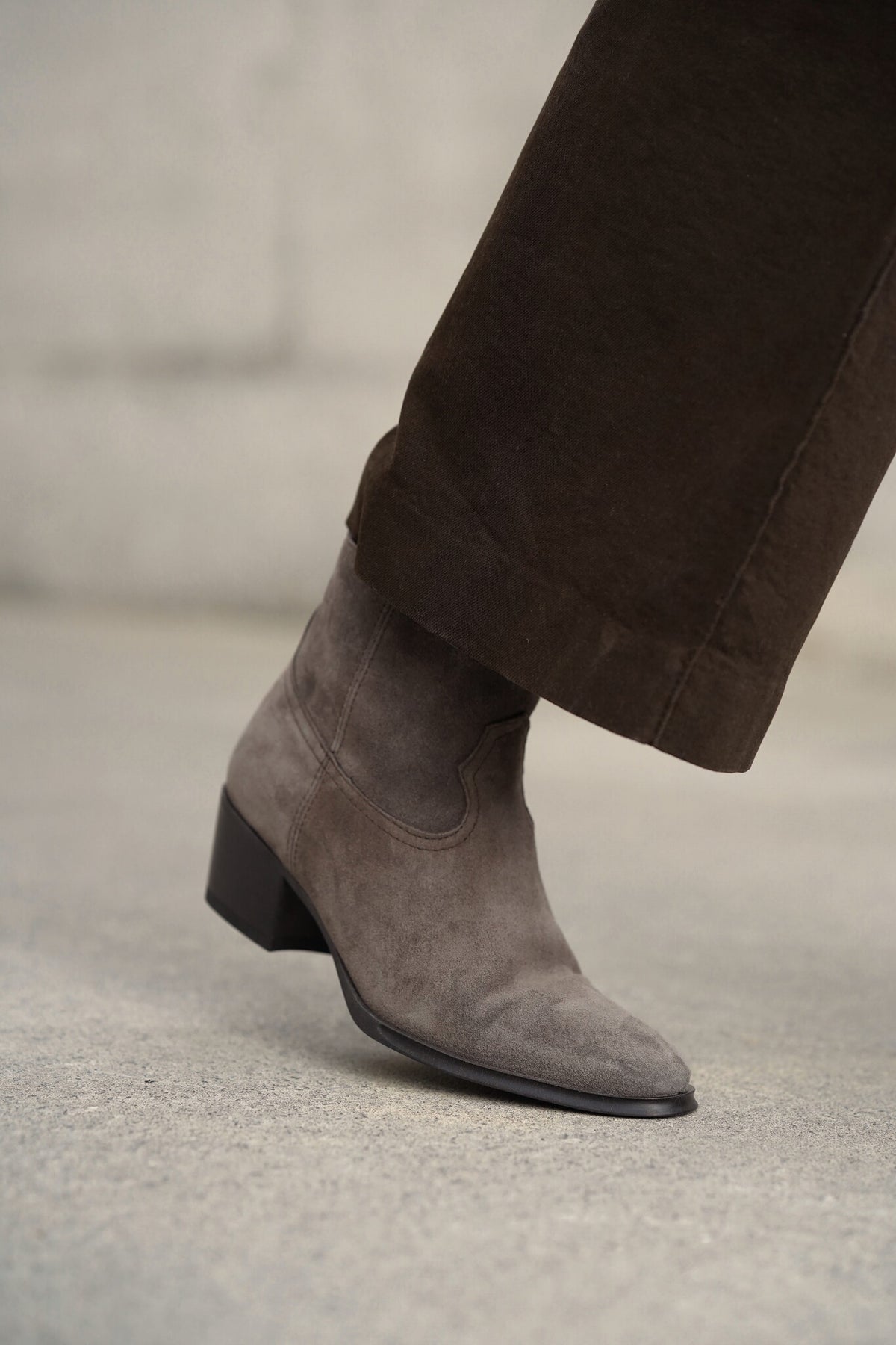 Capucine Grey