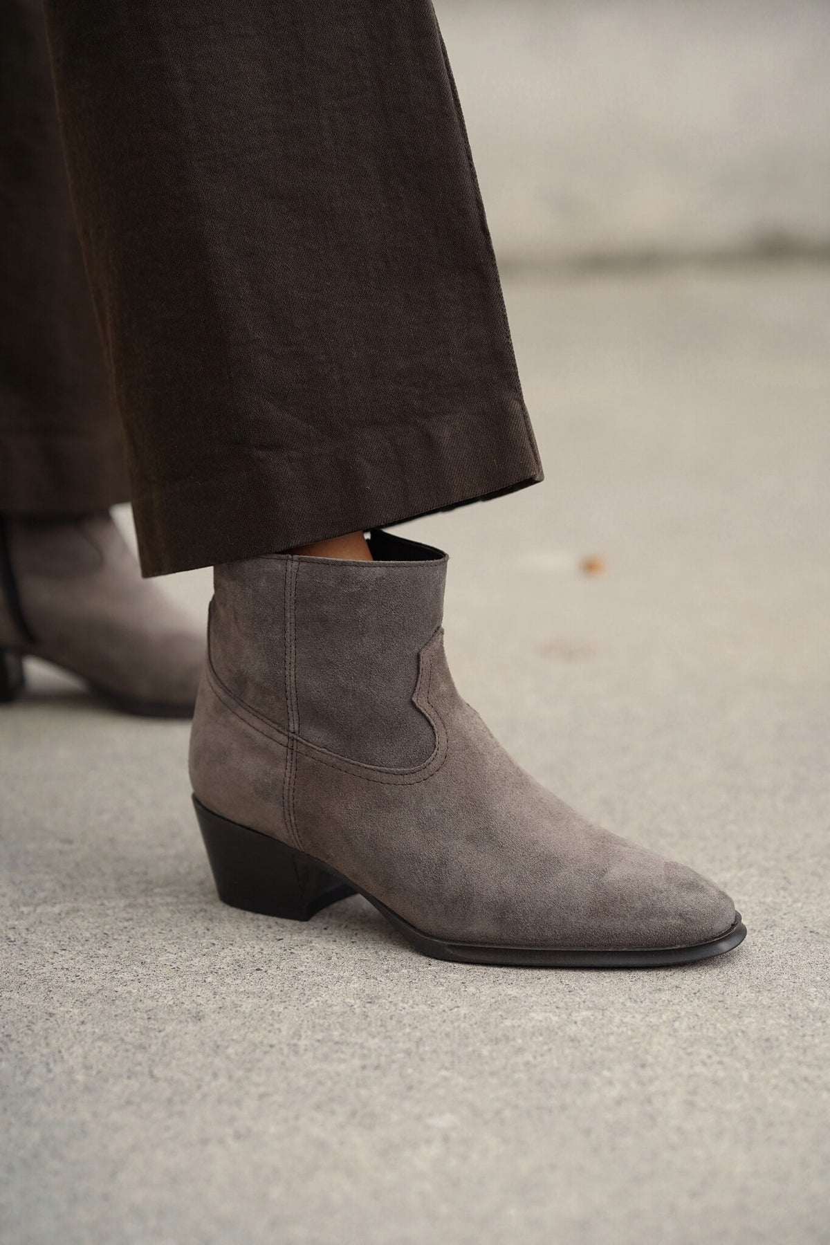 Capucine Grey